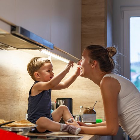 Uusi sukupolvi voi tuoda mukanaan muutoksen ilmastotalkoisiin – varsinkin, jos vanhempien ilmastoystävällinen elintapa periytyy lapselle.