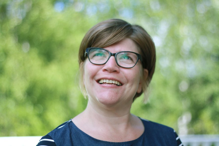 ”Lapsenlasten syntymäpäivät ovat ylhäällä seinäkalenterissa, mutta toki ne vielä ovat muistissa myös omassa päässä”, Tarja sanoo. Hän ostaa jokaiselle aina yhtä arvokkaan lahjan.
