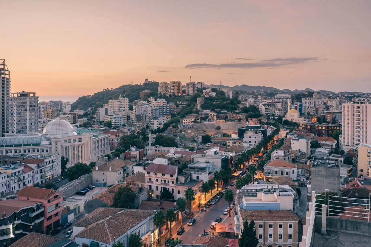 Jos lennät Tiranaan, lähimmät rannat löytyvät Dürresista. Sarandë on Etelä-Albanian turismin keskittymä. Sinne pääsee helpoiten laivalla Korfulta.