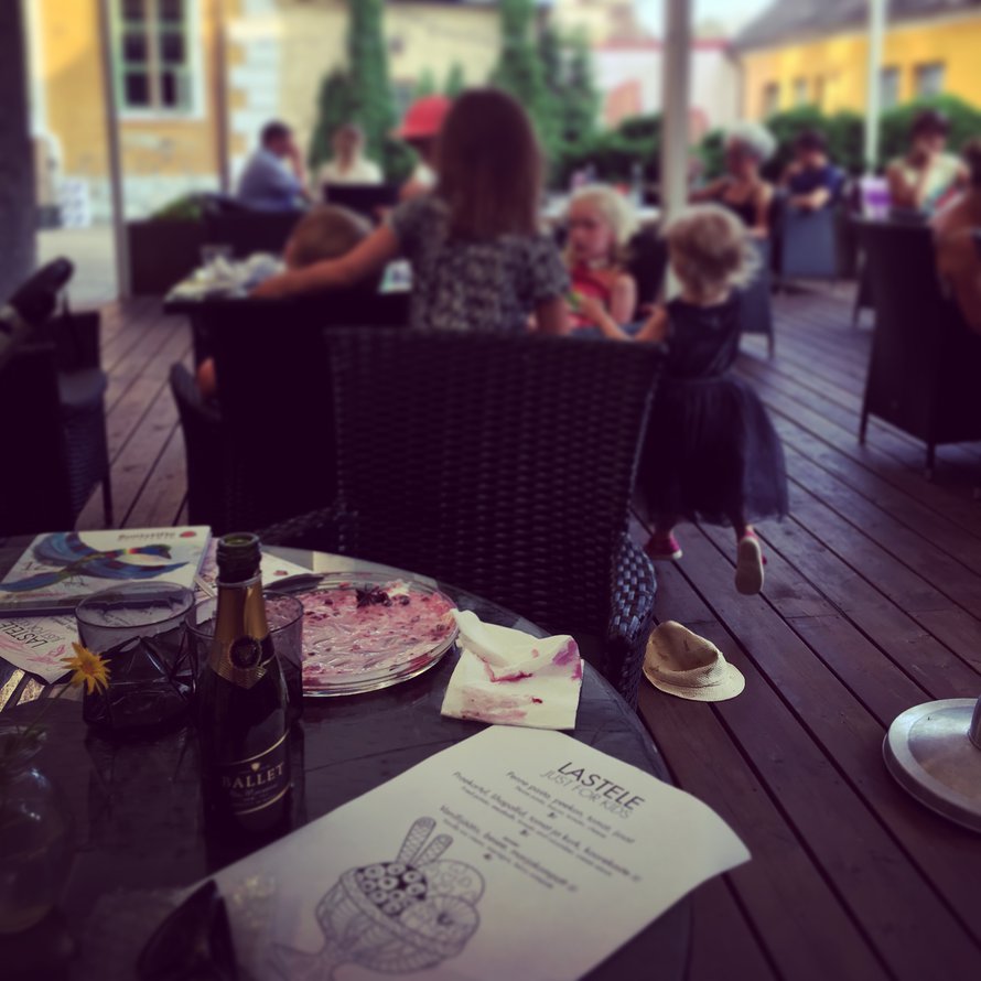Usein ajatellaan, että suuren seurueen ravintolalasku hipoo taivaita. Ehei, pitää vain valita seurue huolella!