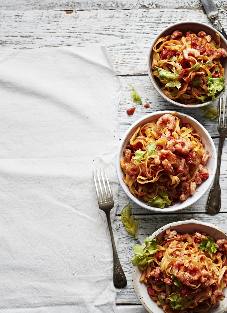 Tomaattinen katkarapupasta on lainannut makumaailmansa ikoniselta krapuladrinkiltä.