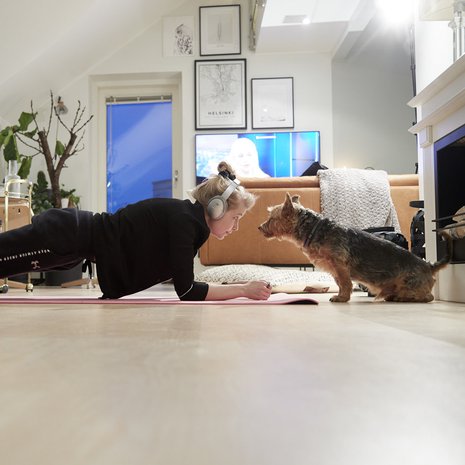 Klo 5.40. Niina lankuttaa, Perro kannustaa. 20 minuuttia voittajatunnista käytetään liikuntaan.