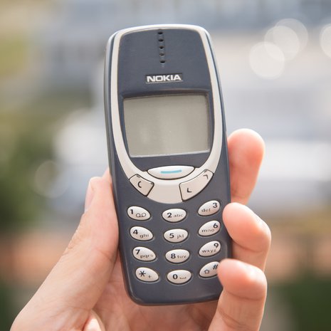 Naiset ihmettelevät, että kuvittelevatko työnantajat heidän soittelevan vielä Nokian 3310:llä.