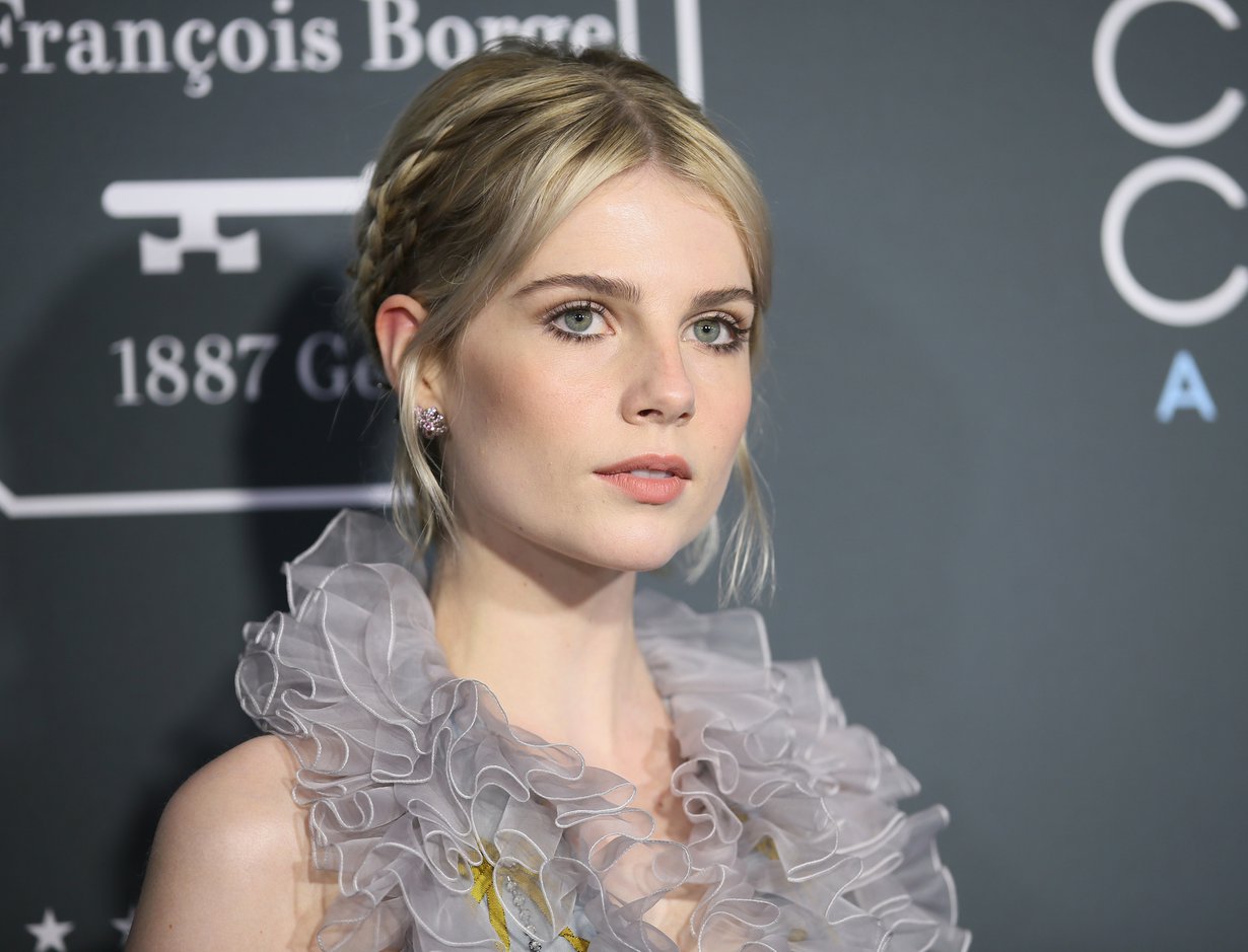 Näyttelijä Lucy Boyntonin polkkamittaisesta tukasta saa loihdittua näin kauniin kampauksen.