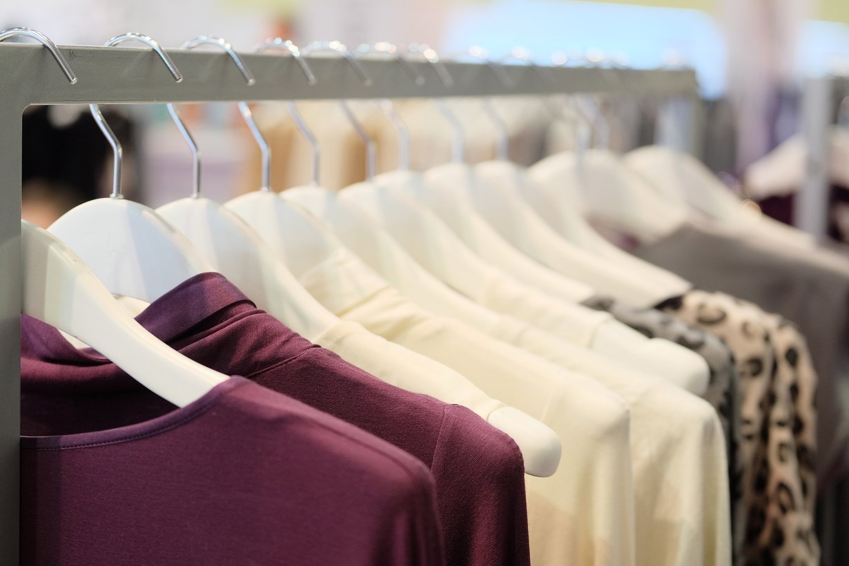 Marketeista voi shoppailla ruuan ja siivoustarvikkeiden ohella myös merkkivaatteita.