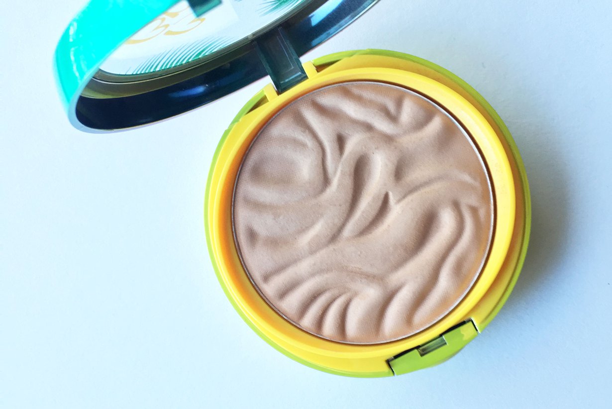 Butter Bronzer on pakattu paksuhkoon rasiaan, jossa on oma lokeronsa peilille ja applikaattorille. Kuvat: Marjut Laukia