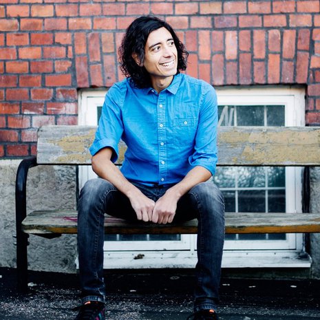 Inti Chavez Perez on luennoinut seksistä teinipojille kymmenen vuotta. Kuva: <span class="photographer">Anna Svanberg / Gummerus</span>