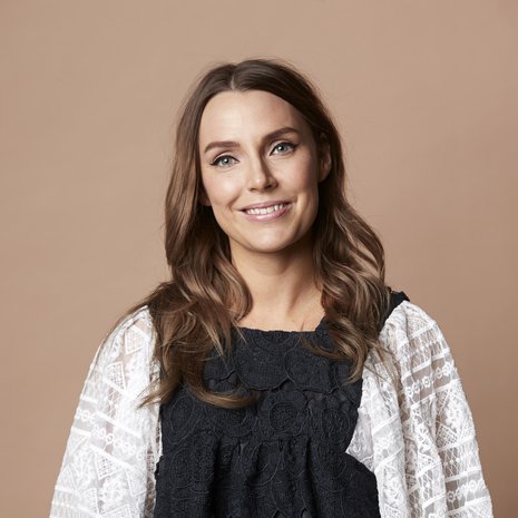 Karoliina Pentikäinen on sometyöläinen, jonka elämä on välillä ihan paskaa. Mutta silloin kun se ei ole, hän paukuttelee henkseleitään ilman häpeää. Kuva: <span class="photographer">Juha Salminen</span>