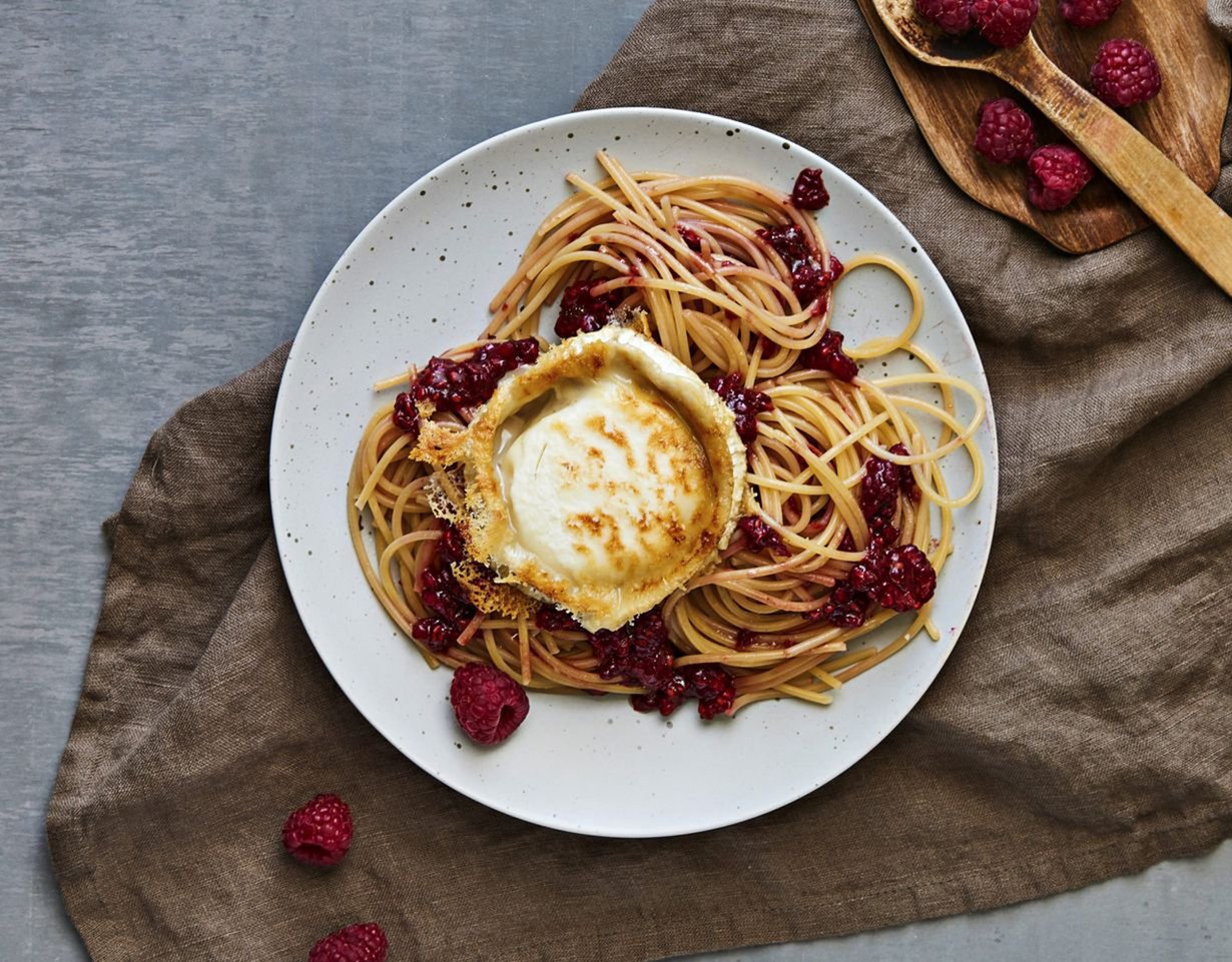 Tee pastasta valmis annos, niin täydellisesti paistunut vuohenjuustokiekko pääsee oikeuksiinsa.