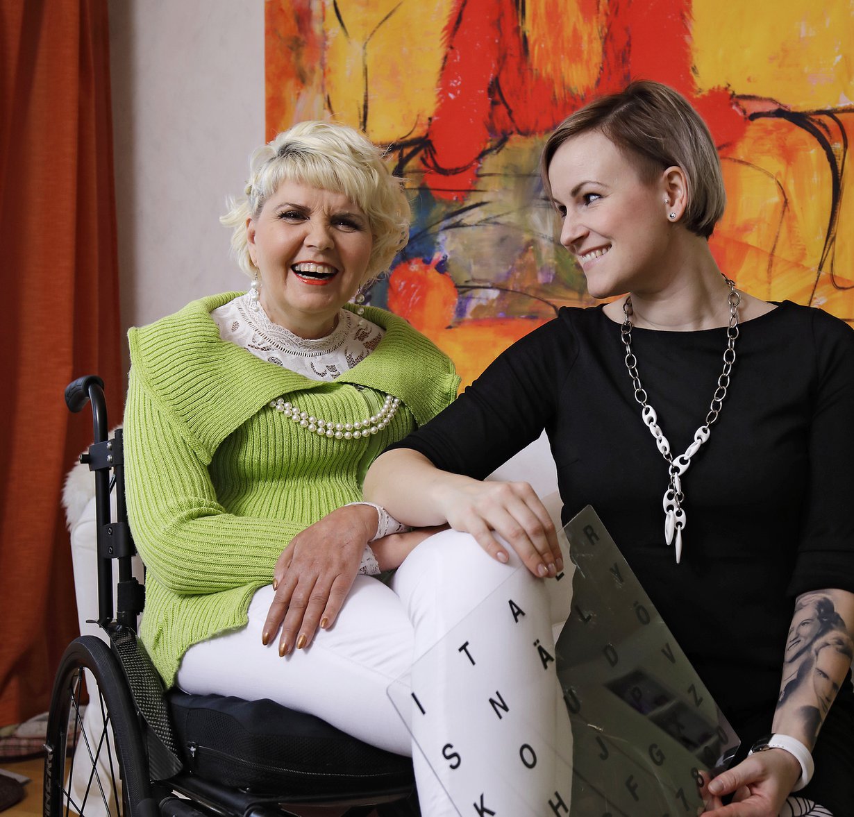 Marja tarvitsee apua kaikissa arkiaskareissa, mutta myös puhumisessa.