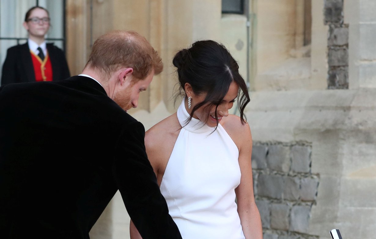 Herttuatar Meghan vaihtoi iltamenoja varten hääpukua ja heivasi hunnun. Samalla nuttura vaihtoi hieman paikkaa ja muuttui rennommaksi. Kuvat: Reuters
