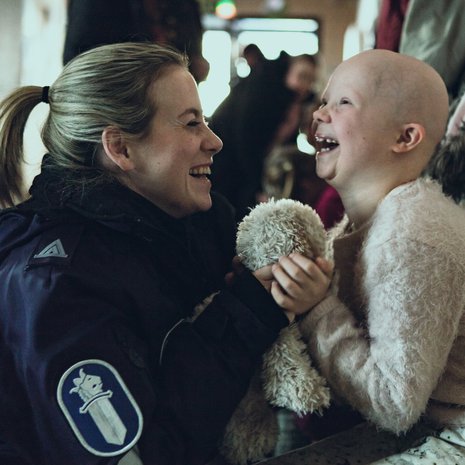 Iina Kuustosen roolihahmo Nina on poliisi ja esikoululaisen Venlan äiti Ivalo-sarjassa. Kuva: <span class="photographer">Elisa Viihde</span>