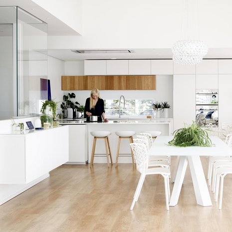Viherkasvit ja tammensävy elävöittävät valkoista sisustusta. Kuva: <span class="photographer">Krista Keltanen</span>
