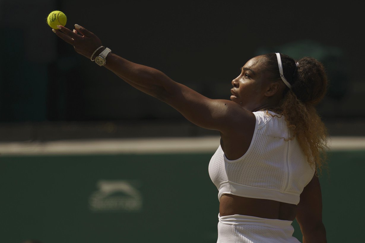Serena Williams aloitti tenniksen pelaamisen 3-vuotiaana, siirtyi ammatilaiseksi 14-vuotiaana ja voitti ensimmäisen grand slam -turnauksensa 17-vuotiaana. Hän piti maailmanlistan ykkössijaa yhteensä 319 viikon ajan.