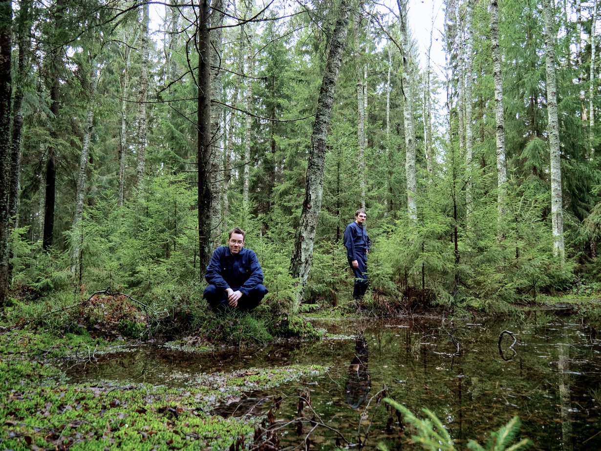 Jokuhan voisi unelmoida vaikkapa parin kuukauden urasta metsästäjä-keräilijänä. Lauri Mattila (vas.) ja Juhani Haukka ottavat hakemuksia vastaan.
