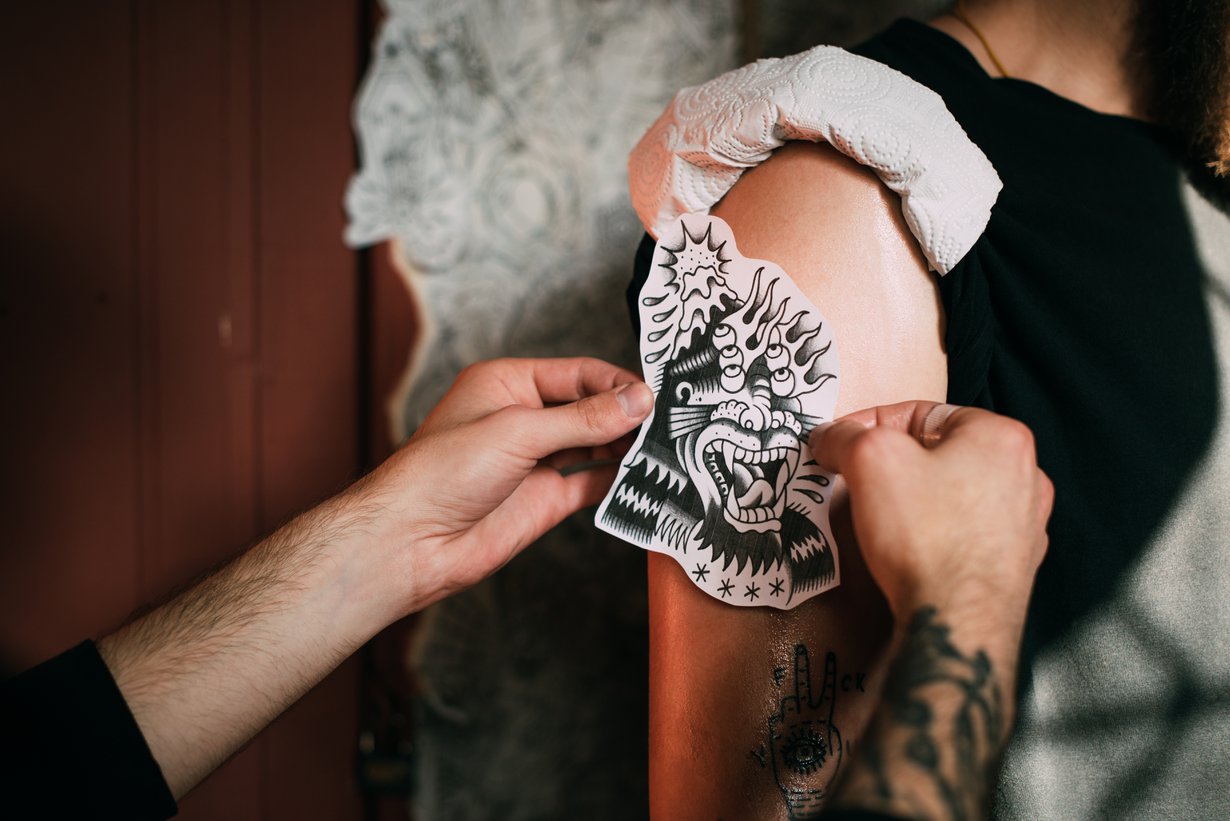 Tatuoinnin huono jälkihoito voi johtaa värien leviämiseen tai ääriviivojen katoamiseen. Kuva: Shutterstock