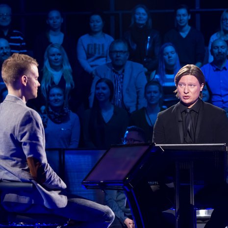 ”Ja ihan ensimmäiseksi se tärkein kysymys.”