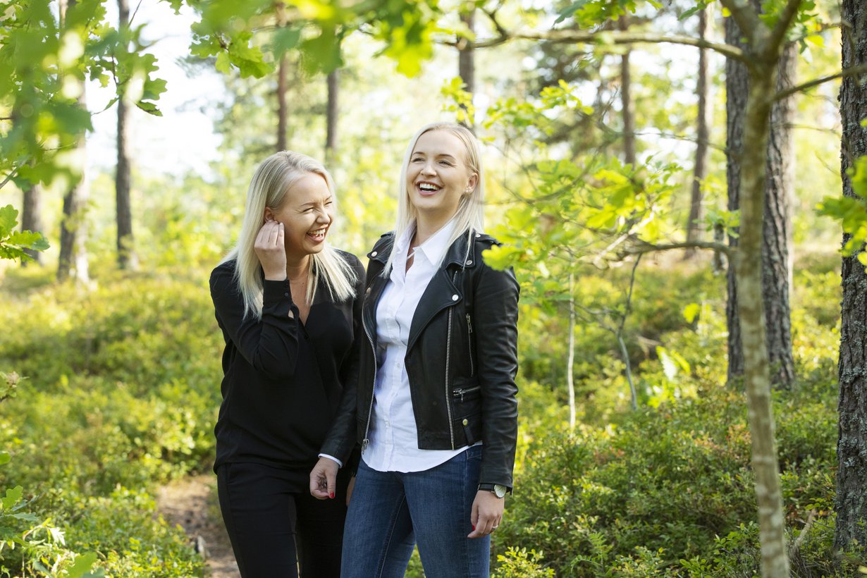 Annu ja Mila Nummisto viettivät kesällä neljä viikkoa Suomessa. He kaipaavat Suomesta puolisoitaan ja raitista ilmaa. Riadissa tuntuu usein kuin hengittäisi hiekkapölyä.