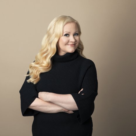 Lotta Backlund yrittää ihastua kotimaan matkailuun.