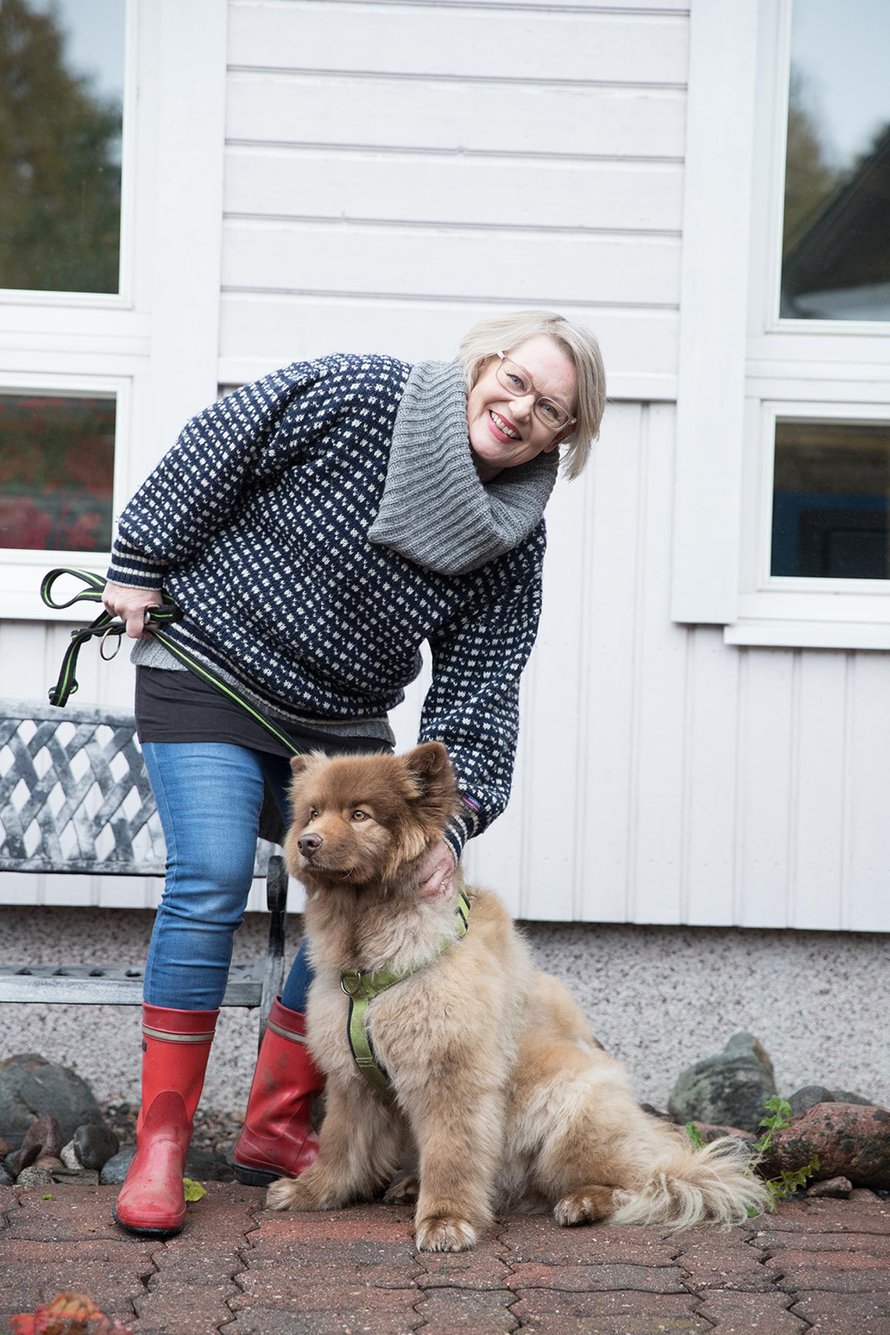 Helena on testien mukaan lievästi allerginen koirille, mutta tyttärensä lemmikkiä hän voi halata. ”Rönnin turkki on niin paksu, ettei hilse puske läpi.”