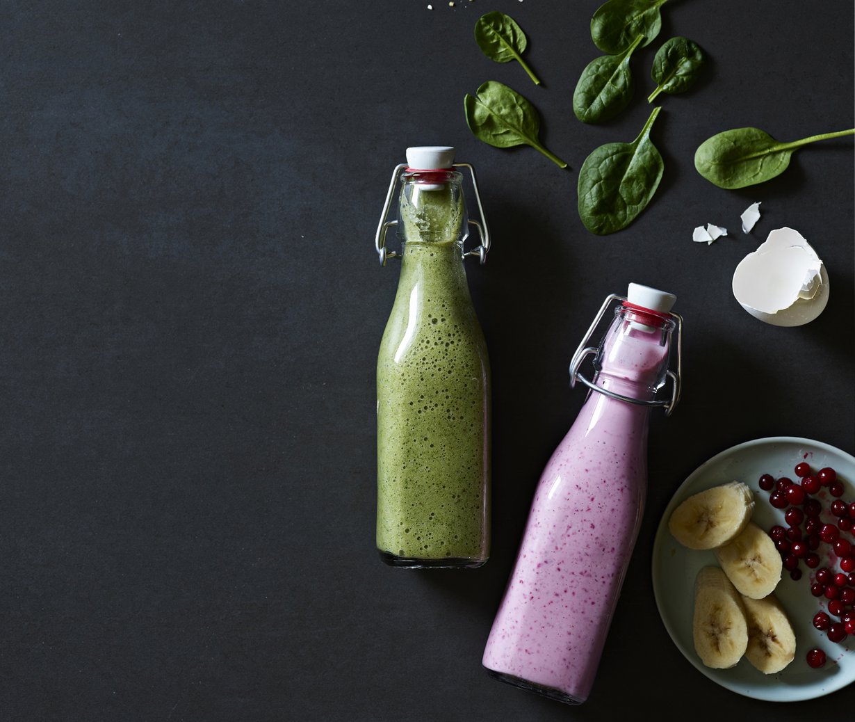 Dynaaminen duo! Pinkki smoothie antaa energiaa, vihreä palauttaa. Kuva: Mikko Hannula