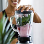 Salaatinjämät, check. Jogurttipurkin jämät, check. Tehosmoothie on pian valmis! Kuva: <span class="photographer">Shutterstock</span>