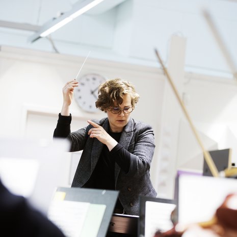 Konserttipäivinä Eva Ollikainen nukkuu päiväunet lattialla. ”Laitan kirjat tyynyksi, vedän peiton korville ja kaulahuivin kasvojen päälle. Siinä alkaa syntyä konserttifiilis.”