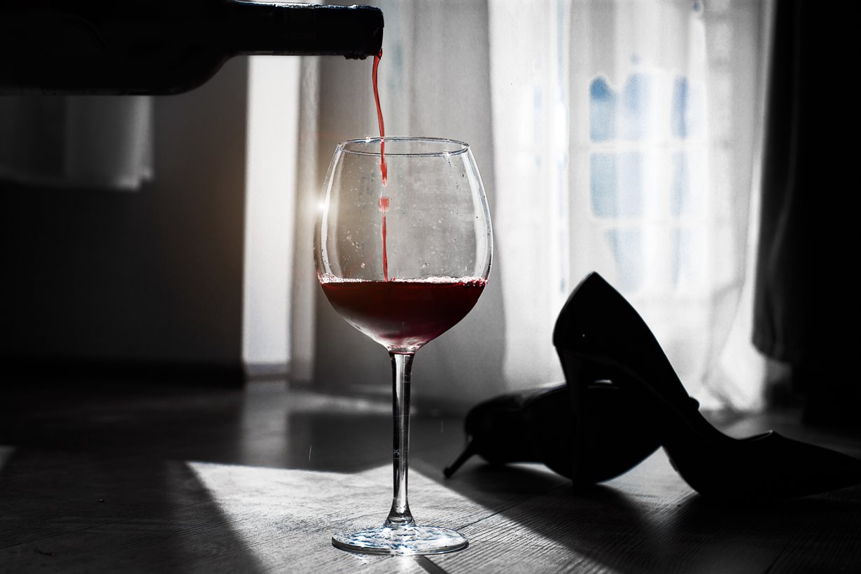 Moni kyselyymme vastanneista kertoo pettäneensä sen takia, että oli humalassa. Kuva: Shutterstock