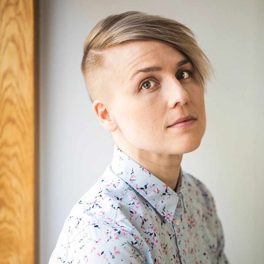 Tiina Tuppuraisen autofiktiivinen esikoisteos Kuvittelen sinut vierelleni (Karisto, 2020) kuvaa seksuaalivähemmistöjen kulttuuria, parisuhteita, eroa ja naiseksi kasvamista 2000-luvun alun Helsingissä.