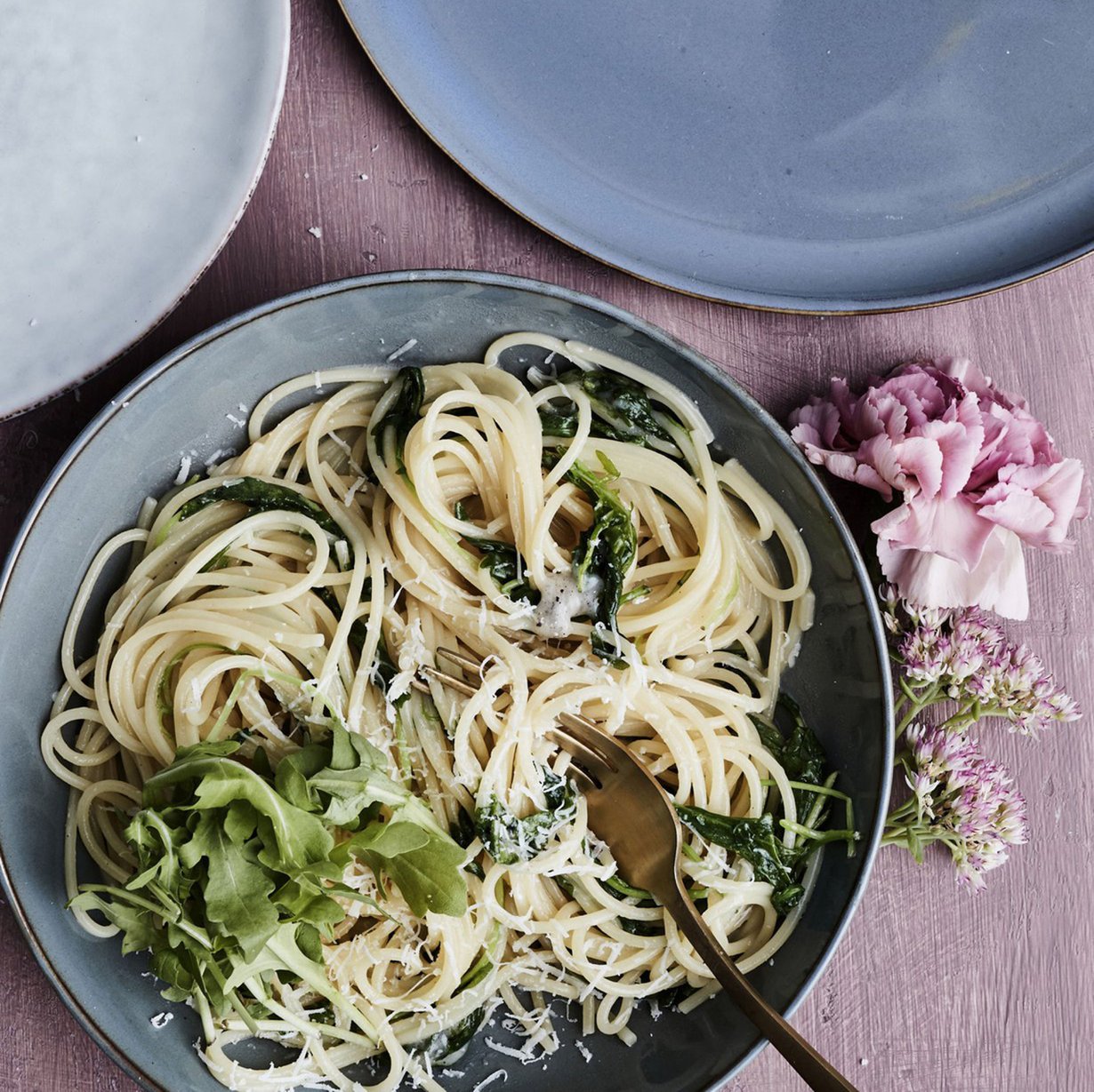 Haarukka kouraan! Rucola-juustopasta on parhaimmillaan höyryävän kuumana.
