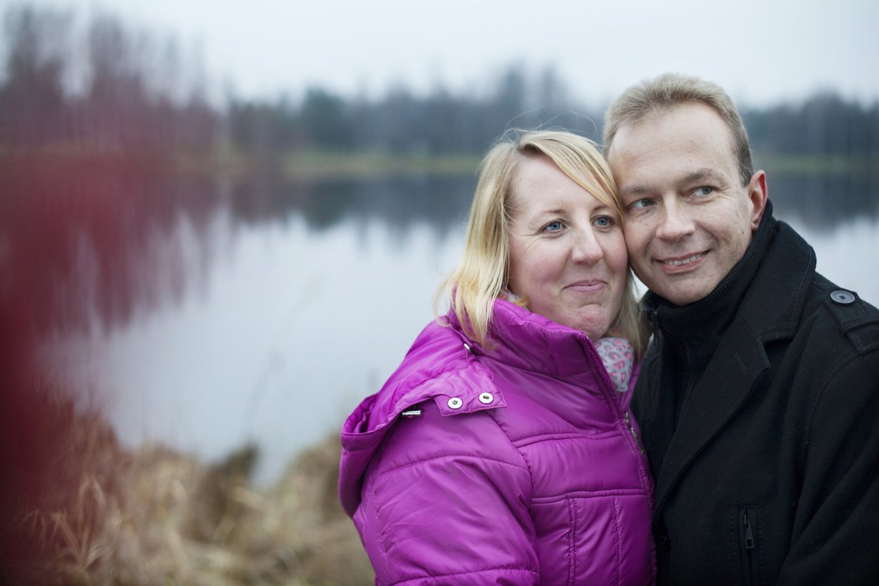 Jarin syöpä löytyi viime talvena. Hänen hoitonsa lopetettiin hiljattain. ”Meillä on yhteinen elämänasenne: murehtiminen ei auta”, Tiina sanoo. Kuva: Milka Alanen