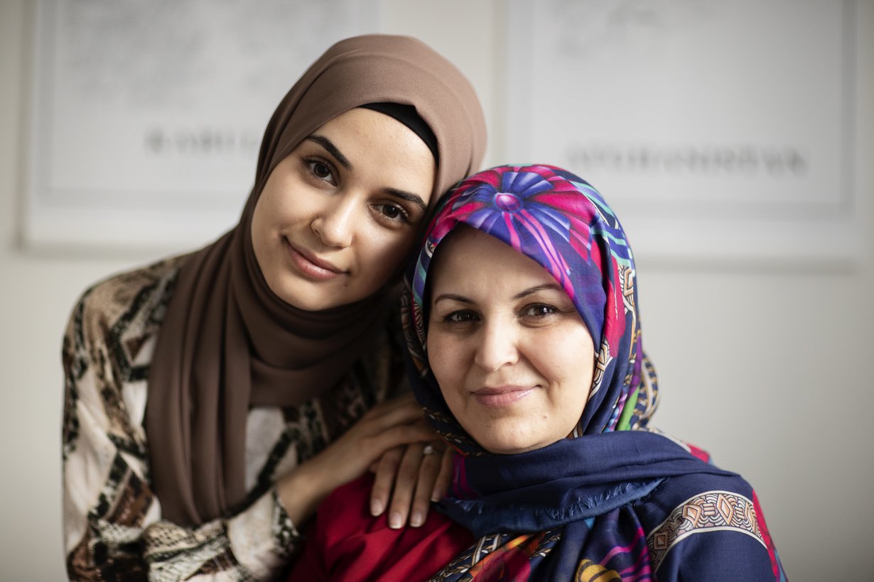 Zahra ja Amina myös harrastavat auttamista: kumpikin tekee vapaaehtoistyötä.