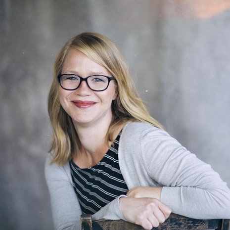 Anu Silfverberg on helsinkiläinen toimittaja ja kirjailija, joka ei voi sietää populismia, selleriä eikä hitaita kävelijöitä.