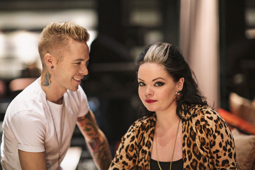 Sauli Koskinen oli 15-vuotias ja Saana-sisko 18, kun he päättivät ottaa lävistykset salaa vanhemmiltaan. "Saanan lävistys tehtiin huuleen ja minun kieleen. Jäimme kiinni seuraavana päivänä mummolassa, kun pystyimme puhumaan vain mongertaen", Sauli muistele. Kuva Jouni Harala