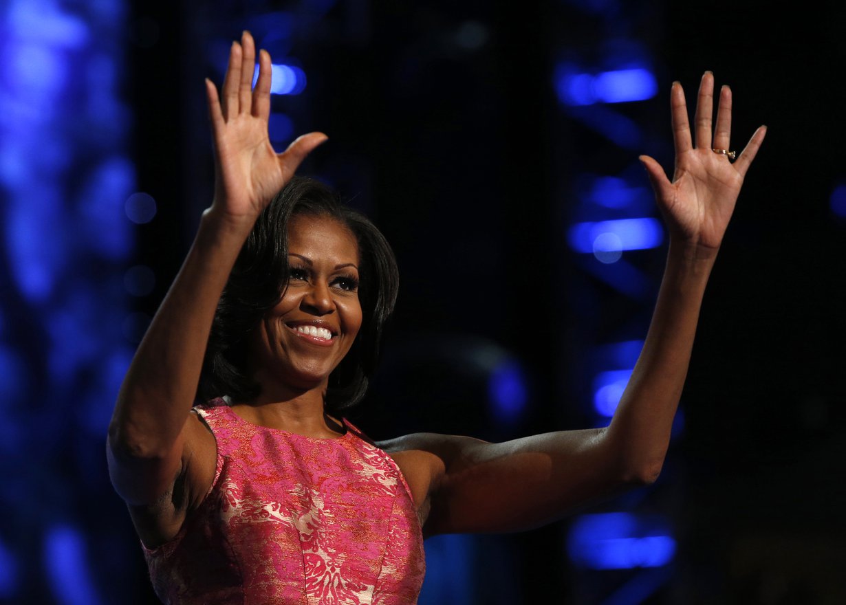 Michelle vaaleanpunasävyisessä silkkileningissä vuonna 2012.