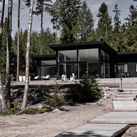 Vapaa-ajankodin suuret ikkunat katsovat merelle. Kuva: <span class="photographer">Krista Keltanen</span>