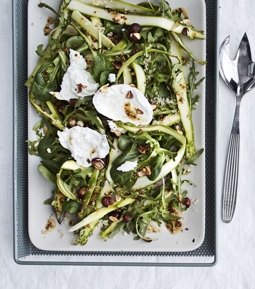 Kermainen mozzarella sopii loistavasti hapokkaan parsan seuraan. Kuva: <span class="photographer">Tuomas Kolehmainen</span>