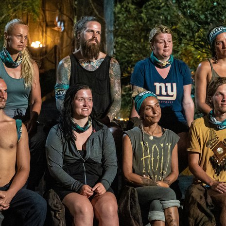 Tuo mies tuossa ilman paitaa on tietysti Kai, toiselta nimeltään Tarzan. Hänen vieressään istuvat Nora, Inga ja Kasperi. Ylärivisssä ovat Taina, Juhani, Anu ja Viivi.