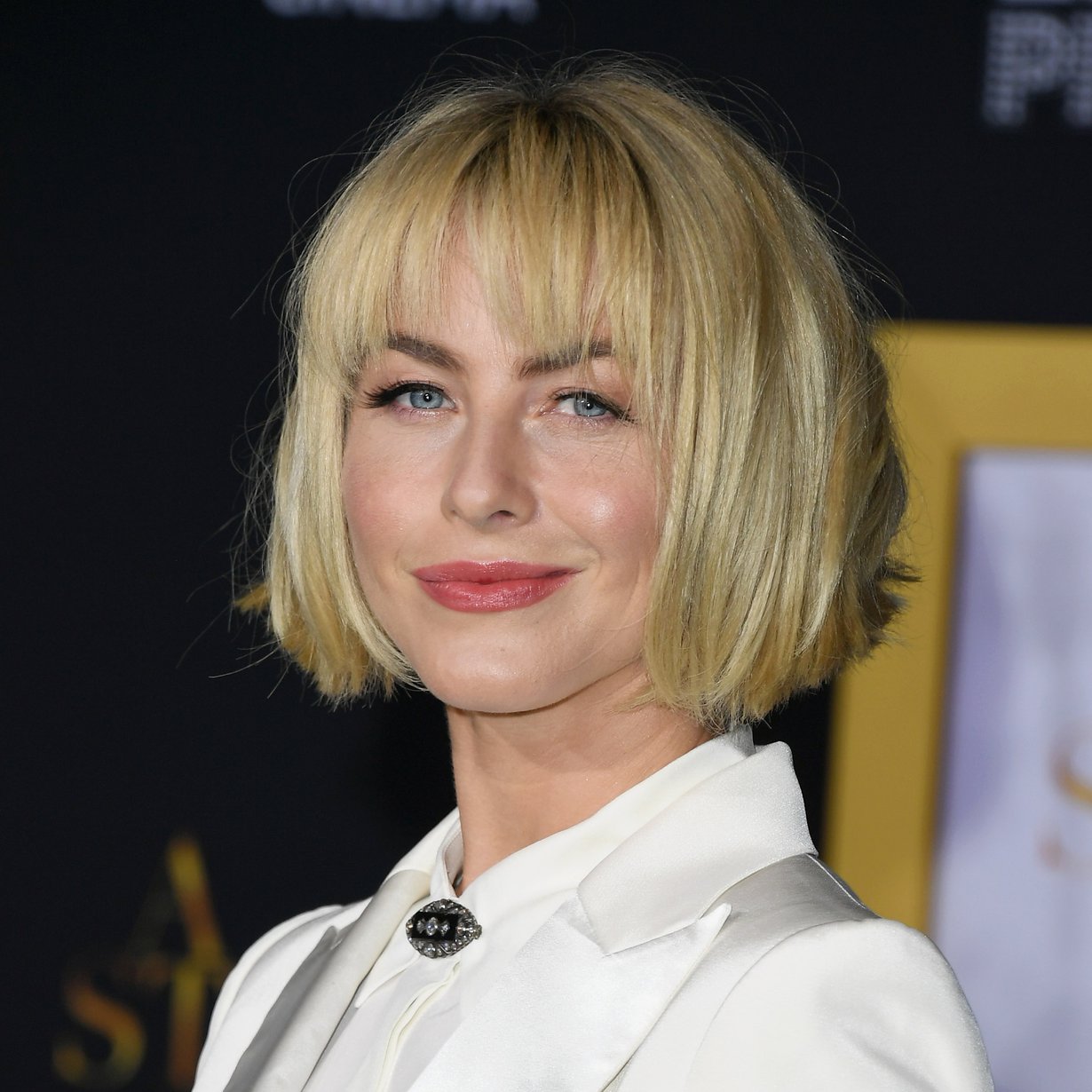 Tanssija Julianne Hough yhdistää tyylissään kolme hiustrendiä: skandinaavisen blondin, verhomaisen otsiksen ja huolettomasti leikatun polkkamitan.