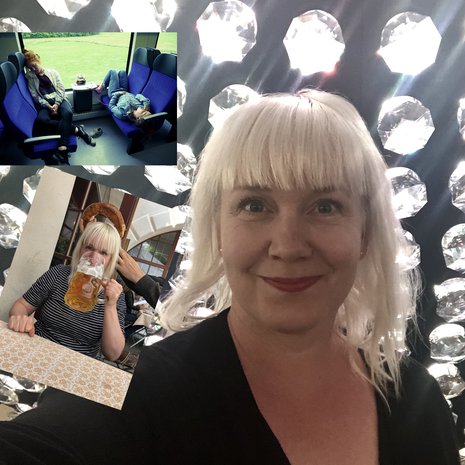 Annika Swarovski-showroomissa. ”Innsbruck on Swarovski-kristallien kotipaikka. Siellä oli mieletön kristalliesinenäyttely ja kauppa. Melkein muutuin kristallikoruihmiseksi!”