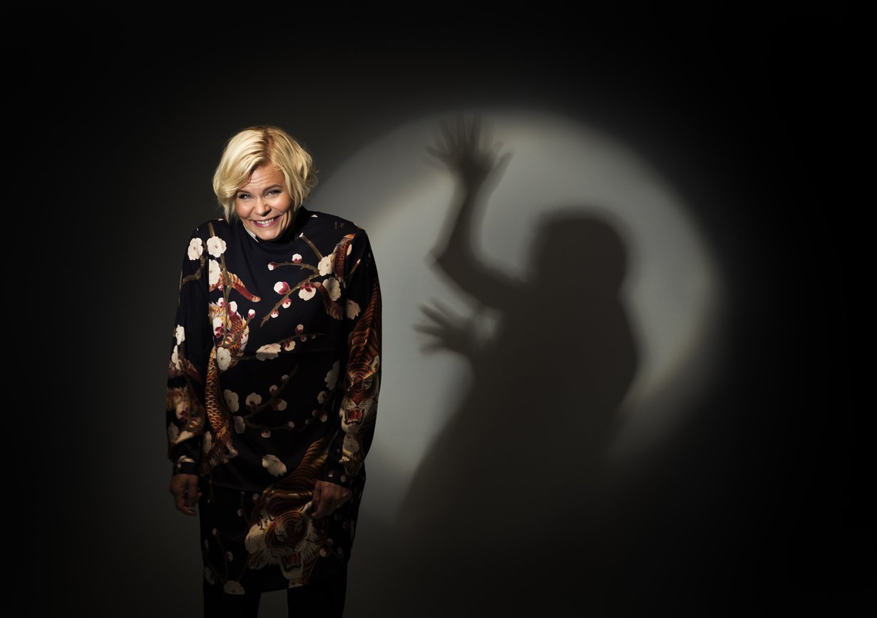 Paula Noronen ei seuraa stand up -komiikkaa eikä ahmi komediasarjoja televisiosta. Eikä lue juurikaan lastenkirjoja. ”Pelkään oman työni sekoittuvan niistä.”