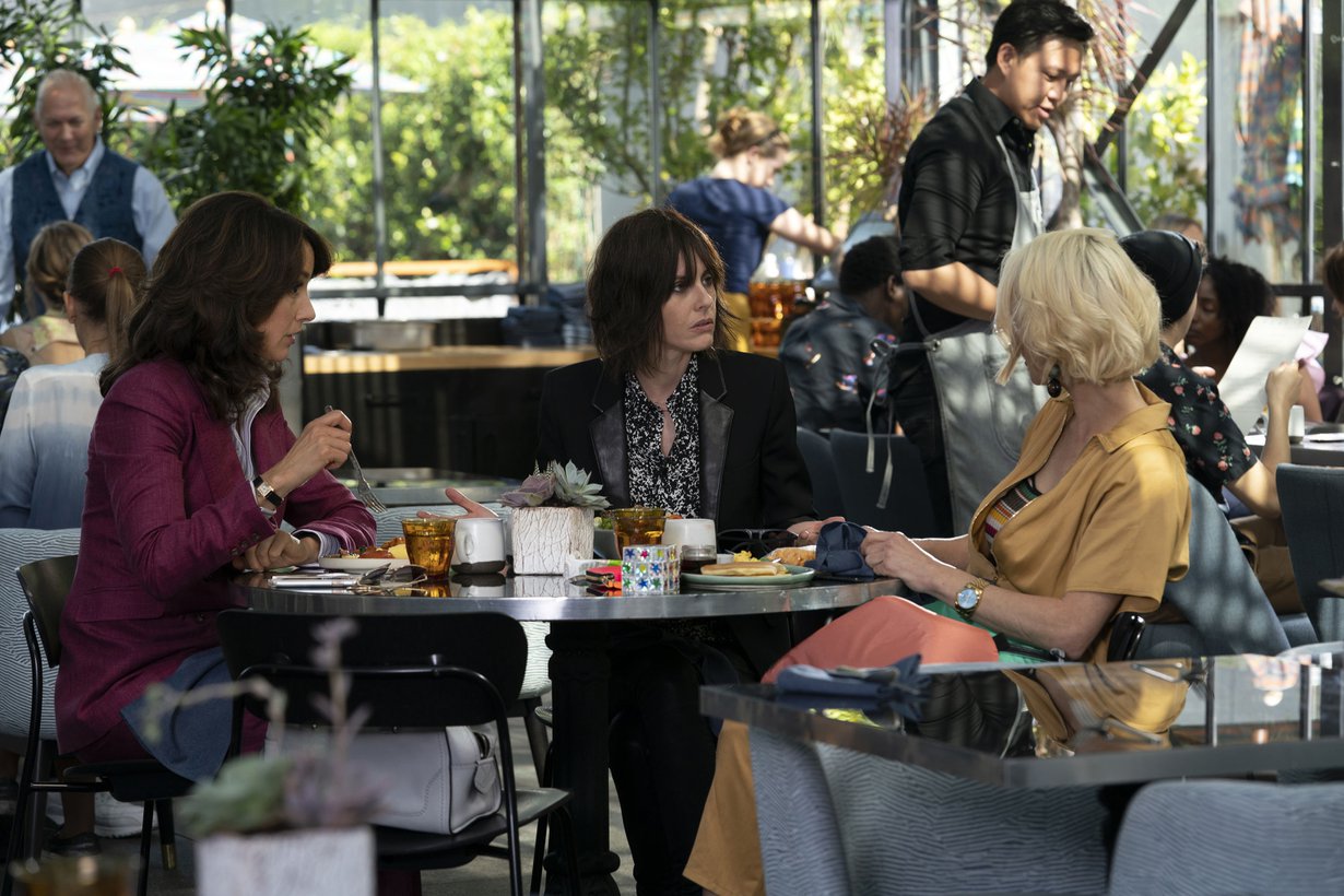 Bette, Shane ja Alice ovat palanneet! Hahmojen näyttelijät Jennifer Beals, Leisha Hailey ja Katherine Moennig ovat olleet myös tuottamassa L-koodi: Generation Q -sarjaa.
