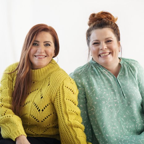 ”Meitä yhdistävät samankaltainen arvomaailma, huonot jutut ja intohimo kirjoittamiseen”, Jenni ja Kiti sanovat.