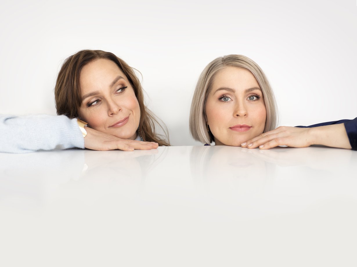 ”Sä olet niin outo. Oikea riihimäkeläinen hippi”, Essi Hellén sanoo Niina Lahtiselle, kaikella rakkaudella.