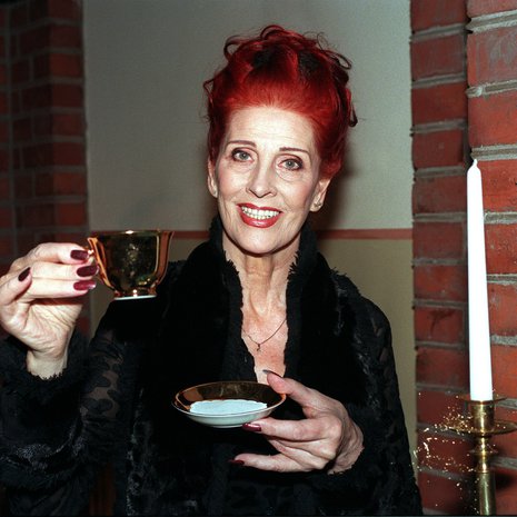 Aira Samulin kahvilla vuonna 1998. Tarina ei kerro, tokaisiko Aira ennen sumpin höräyttämistä, ettei sitä olisi välttämättä tarvinnut ensinkään keitellä.