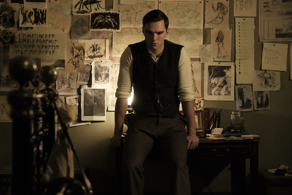 Nuori J.R.R. Tolkien (Nicholas Hoult) puhuu elokuvassa suomea, mutta repliikki kuulostaa vain päissään olevan ihmisen mongerrukselta. Kuva: David Appleby