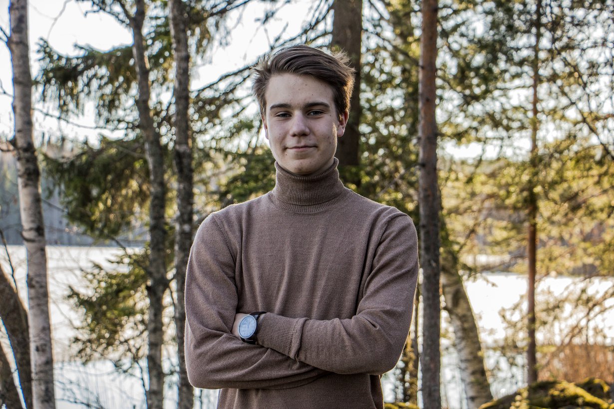 Viihdetenttiin joutunut kymmenen laudaturin ylioppilas Matias Mäkiranta selvisi oikin hyvin. Hän jopa muisti, kuka aloitti Twitterissä #Metoo-kampajan. KUVA: Anton Herala