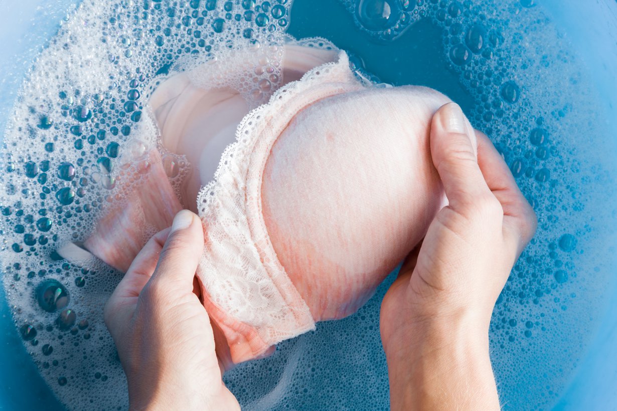 Näin rintaliivejä pitäisi pestä, mutta monella meistä olisi muutakin tekemistä. Kuva: Shutterstock