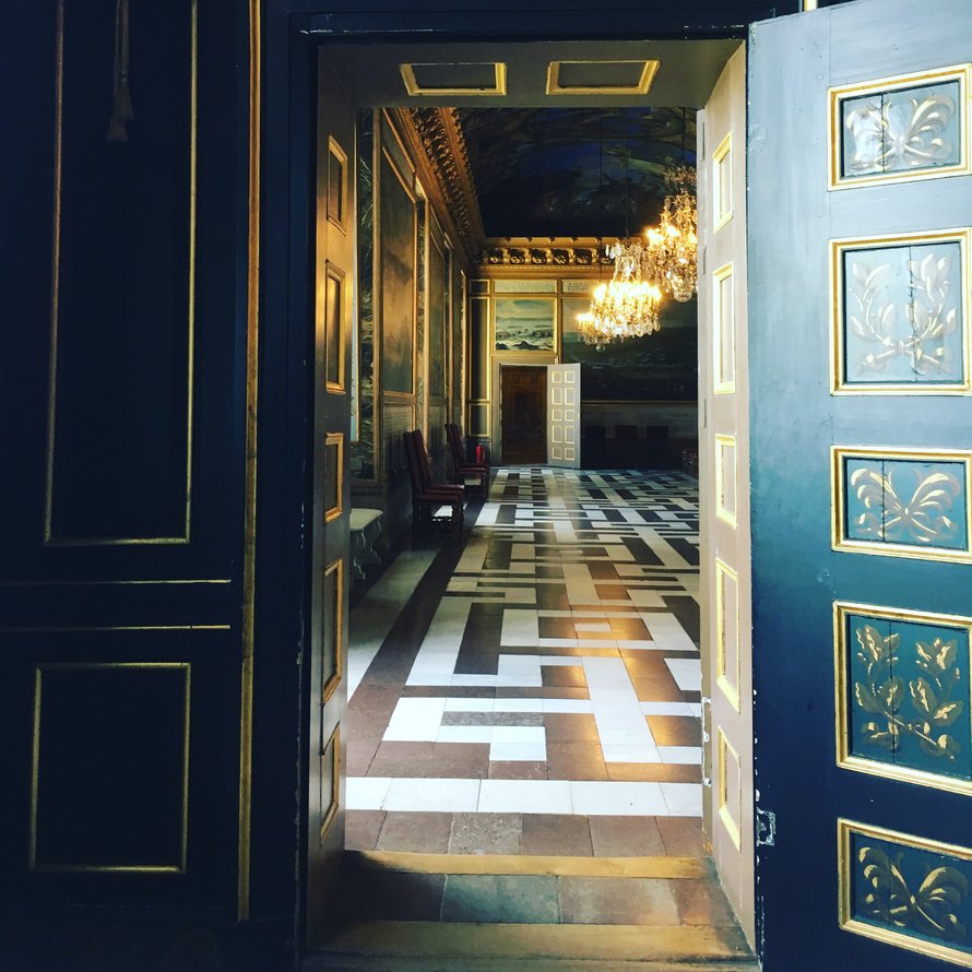 Drottningholmin linna on neliöitään tilavamman tuntuinen.