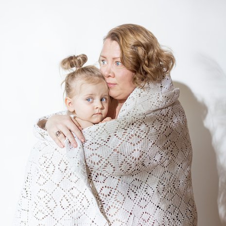 Anna tyttärineen. Onnellinen pieni perhe. Kuva teoksesta Äitiyden Jälki - Tarinoita syntymästä (Cozy Publishing).
